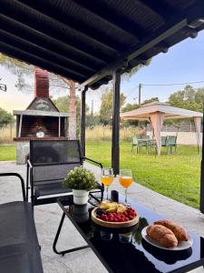 un tavolo con vassoio di pane e bicchieri da vino di Gold Coast Luxury Studio a Paralia Neas Triglias