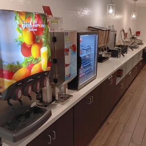 Best Western Plus Coachella Valley Inn & Suites的咖啡和沏茶工具