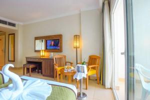 ein Zimmer mit einem Bett und einem Tisch und Stühlen in der Unterkunft Salvatore Rooms All Inclusive -Cornich Street in Hurghada