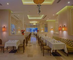 ein Speisesaal mit Tischen und Stühlen in einem Restaurant in der Unterkunft Salvatore Rooms All Inclusive -Cornich Street in Hurghada