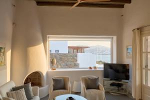 米克诺斯城Aegean Scent的客厅设有大窗户和电视。