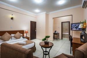 TV a/nebo společenská místnost v ubytování Midindi Hotel