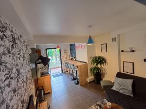 a living room with a couch and a desk at T2 Rungis Mermoz, Monnet Lenôtre, Orly, Icade in Rungis