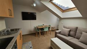 un salon avec un canapé et une table dans l'établissement Apartamento a estrenar Mar de Cunchas, à San Martín de Arriba