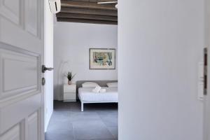 米克诺斯城Aegean Scent的一间白色的房间,配有床和门 更多41张照片