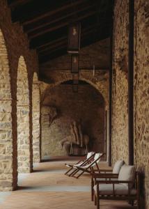 Habitación con una pared de piedra con una escultura en la pared. en Convento Francescano Experience Hotel Cilento, en Cuccaro Vetere 105 fotos más