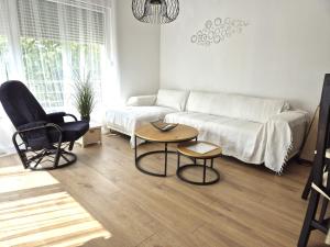 salon z kanapą i stołem w obiekcie Deluxe Apartments Goya w mieście Zadar