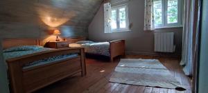 Katil atau katil-katil dalam bilik di Chalet aux 2 sapins