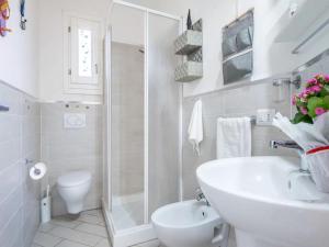 Bilik mandi di Cozy flat just steps from Baia delle Mimose