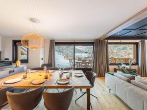 Posedenie v ubytovaní Chalet familial moderne à Méribel Village, terrasse sud avec jacuzzi, proche pistes et commerces - FR-1-566-56