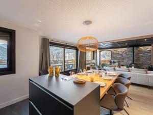 Posedenie v ubytovaní Chalet familial moderne à Méribel Village, terrasse sud avec jacuzzi, proche pistes et commerces - FR-1-566-56 + 9 fotografií