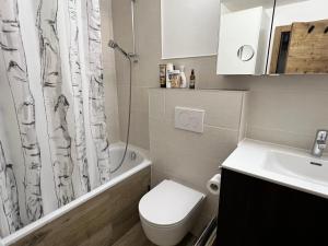 ヴェルビエにあるVerbier cozy Medran ski in ski outのトイレとシャワーカーテン付きのバスルーム +15枚の写真