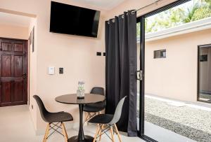 TV a/nebo společenská místnost v ubytování Casa Cerca de Tamarindo,ConchalFlamingo,Potrero,Playa Grande,Avellanas,Langosta + 7 fotografií