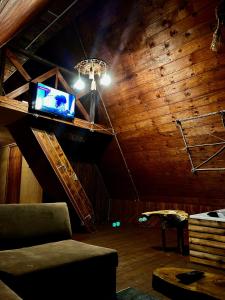 un soggiorno con TV su un soffitto in legno di Pera Garden Airport Hotel a Arnavutköy Altre 34 foto