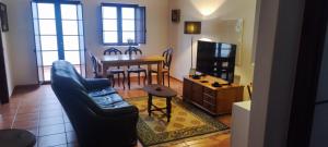 a living room with a table and a dining room at Casa próxima da praia fluvial in Mourão