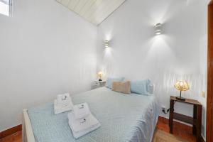 a bedroom with a bed with two towels on it at Sea Hut Apulia in Apúlia