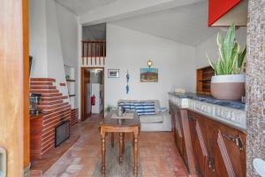 a living room with a table and a couch at Sea Hut Apulia in Apúlia