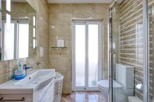 Koupelna v ubytování BF RESIDENCE + 37 fotografií
