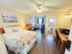 Postel nebo postele na pokoji v ubytování Rivermount Motel