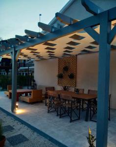 Restaurace v ubytování Euphoria Suites and Studios + 37 fotografií