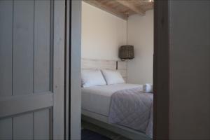 Rúm í herbergi á Elysian Villas Ios