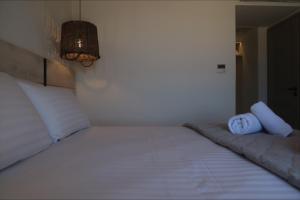 Rúm í herbergi á Elysian Villas Ios