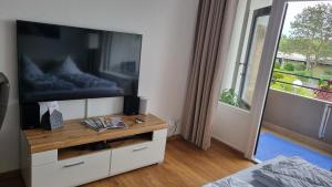 TV a/nebo společenská místnost v ubytování Optimist Sunlife Ostsee