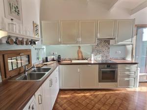 Кухня или мини-кухня в LA BOHÊME by K6 Conciergerie Villas
