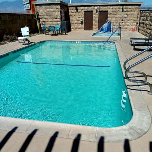 Best Western Plus Coachella Valley Inn & Suites内部或周边的泳池