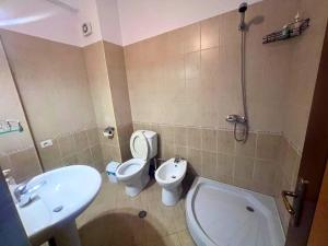 une salle de bain avec toilettes et lavabo dans l'établissement Deir Apartment, à Berat 15 autres photos