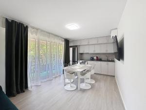 Nhà bếp/bếp nhỏ tại Azur Stay