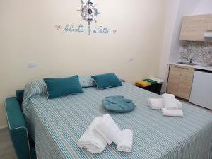 a bedroom with a bed with towels on it at Le casette di PaMi in Gaeta