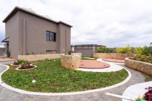 Κήπος έξω από το The Serenity Spot-cozy, elegant & stylish 1BR in LESHWA APARTMENT in Kileleshwa Nairobi Kenya