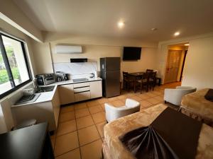 una stanza con cucina e soggiorno di Relaxing Suite Coronado, Panamá a Chame