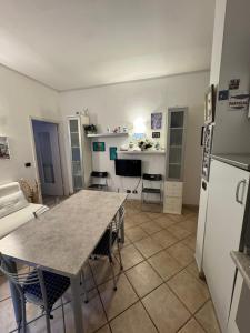 a living room with a table and a kitchen at La Casetta Ligure in Borghetto Santo Spirito