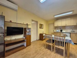 Η κουζίνα ή μικρή κουζίνα στο 2 Rooms Apartment - Top Center of Burgas