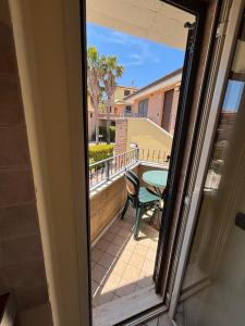 een uitzicht vanaf de deur van een balkon met een tafel bij Residence IL BORGO 37 in Tortoreto Lido