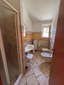 een badkamer met twee wastafels en twee toiletten bij Residence IL BORGO 37 in Tortoreto Lido