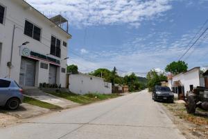 eine leere Straße mit Autos, die an der Seite eines Gebäudes geparkt sind in der Unterkunft p APARTAMENTOS PETENCHEL, POR AEROPUERTO, SANTA ELENA, FLORES, PETEn 2 in Flores
