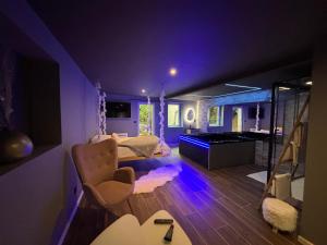 salon z łóżkiem i stołem bilardowym w obiekcie Aux 67 nuances - Spa w mieście Châtenois +11 zdjęć