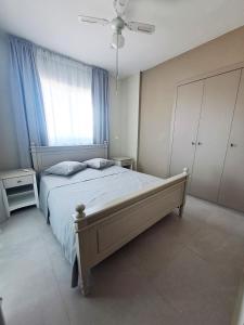Postel nebo postele na pokoji v ubytování Sea View Floral Suite - 2 bedroom + 15 fotografií