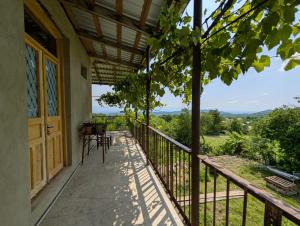 a balcony of a house with a table and chairs at Guest House Roba in Gordi