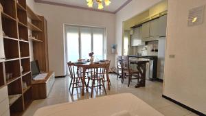 a kitchen and dining room with a table and chairs at Al Ludomar, Cozy Flat and Free Park in Rapallo
