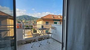 a view of a balcony with a table and chairs at Al Ludomar, Cozy Flat and Free Park in Rapallo
