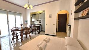 a living room and kitchen with a table and a couch at Al Ludomar, Cozy Flat and Free Park in Rapallo +20 photos