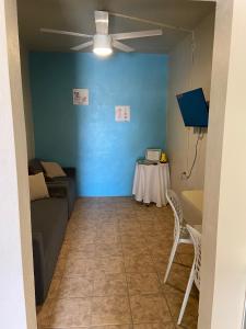 Μια τηλεόραση ή/και κέντρο ψυχαγωγίας στο Guayacan Guest House - Cayo Collado La Parguera