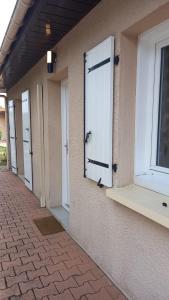 una fila di porte sul lato di un edificio di Chambre privée a Villenave-d'Ornon