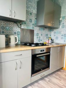 Η κουζίνα ή μικρή κουζίνα στο Žaliakalnio panoramos apartamentai