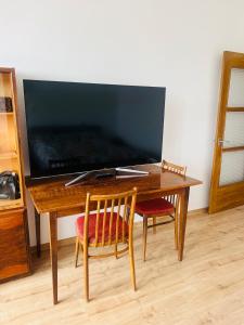 Μια τηλεόραση ή/και κέντρο ψυχαγωγίας στο Žaliakalnio panoramos apartamentai