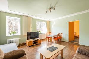 Televízia a/alebo spoločenská miestnosť v ubytovaní Apartmán u Petrů 1